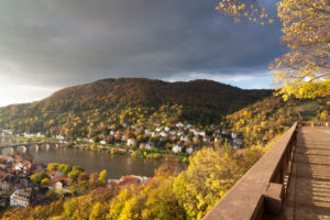 Blick vom Schlosspark auf Heidelberg und den Neckar, Baden-Württemberg, Deutschland Blick vom Schlosspark auf Heidelberg und den Neckar, Baden-Württemberg, Deutschland